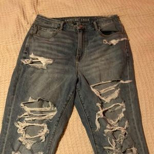 ♡ American Eagle Ripped Curvy Mom Jeans ♡